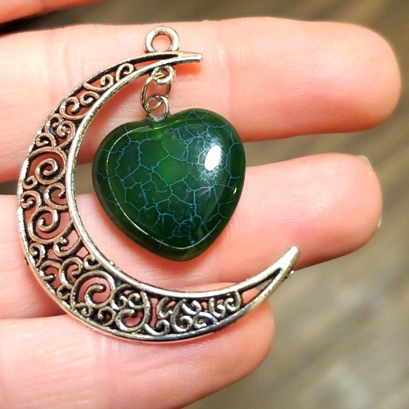 New Carved Heart Shaped Green Dragon Veins Agate Crescent Moon Silver Pendant. - Picture 4 of 7